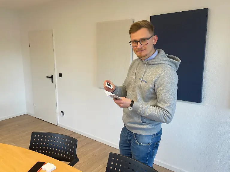 Experte hat TFA Thermometer und Anleitung in Hand im Test